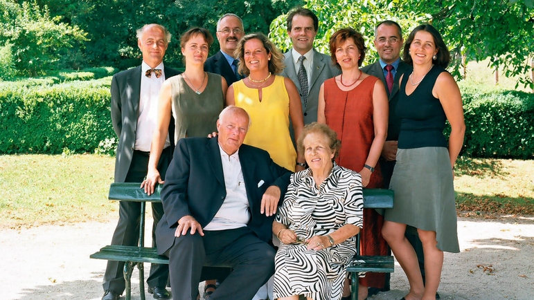 Georg H ve Alice Endress 2003 yılında sekiz yetişkin çocuklarıyla birlikte.