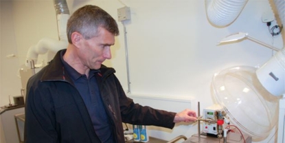 Sıcaklık sensörünün Chr. Hansen’de metrolog olan Tommy Mikkelsen tarafından laboratuvarda kalibrasyonu