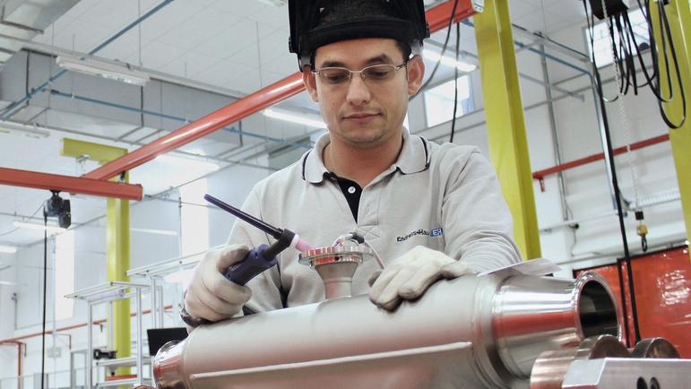Itatiba/Brezilya tesisinde akış ölçümü cihazı montajı yapan bir çalışan.
