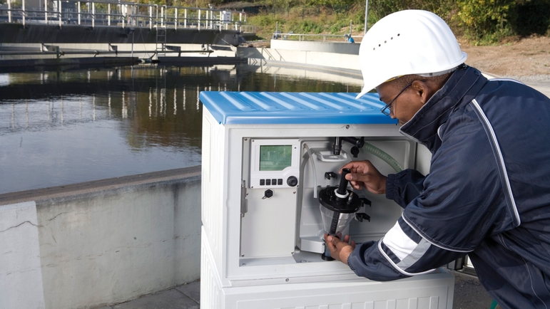 Liquistation CSF48 numune alma cihazıyla atık su arıtma tesisinde otomatik su numunesi alma işlemi.