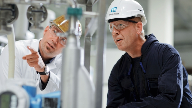 Endress+Hauser mühendisiyle bir müşteri birlikte bir tesiste.