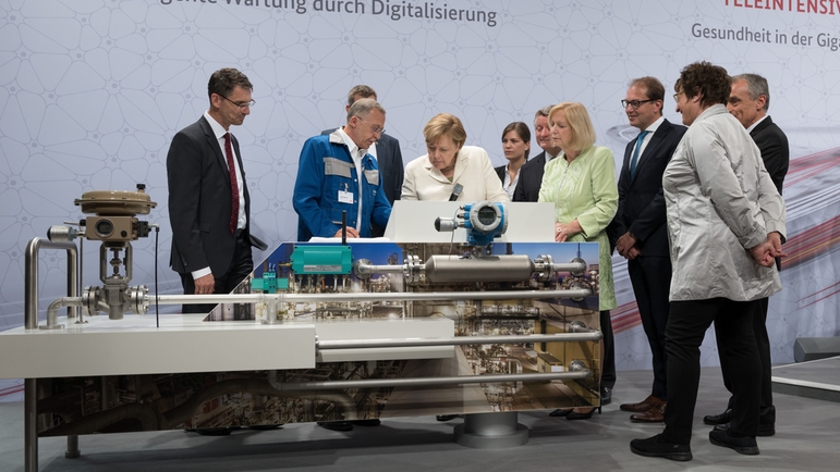 Endress+Hauser, dijitalleşmenin sunduğu fırsatlar hakkında Şansölye Angela Merkel'e sunum yaptı.