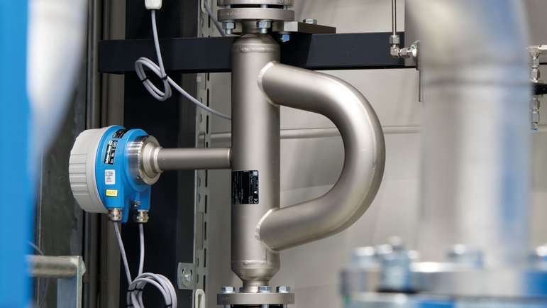 Endress+Hauser akış ölçerleri bulunan dolum adası