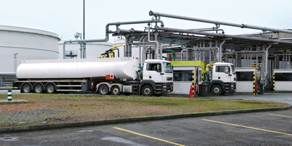 Sıvıların dolum ve boşaltımı için Endress+Hauser ölçüm skidlerine sahip Petrol ve Gaz tesisi