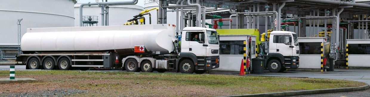 Sıvıların dolum ve boşaltımı için Endress+Hauser ölçüm skidlerine sahip Petrol ve Gaz tesisi