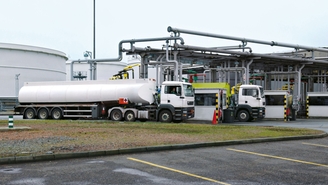 Sıvıların dolum ve boşaltımı için Endress+Hauser ölçüm skidlerine sahip Petrol ve Gaz tesisi