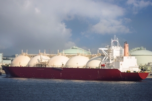 Terminalde LNG tankeri yükleme