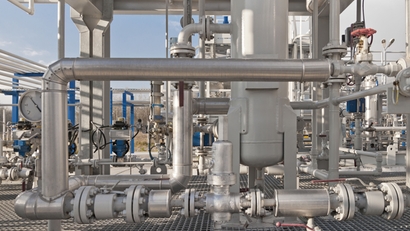 Bir LNG tesisinde doğal gaz işleme ekipmanının detayları