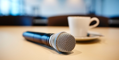 Basın konferansı: microphone ve kahve.