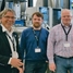 Wintershall müşterilerinin Endress+Hauser Flow fabrikasındaki hidrokarbon kalibrasyon riginin önünde resmi