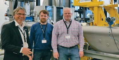 Wintershall müşterilerinin Endress+Hauser Flow fabrikasındaki hidrokarbon kalibrasyon riginin önünde resmi