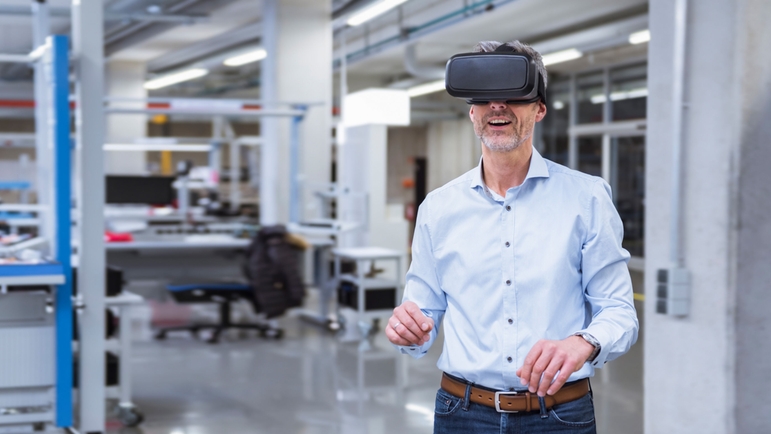 Endress+Hauser sanal standında VR gözlüklerle ziyaretçi deneyimi.