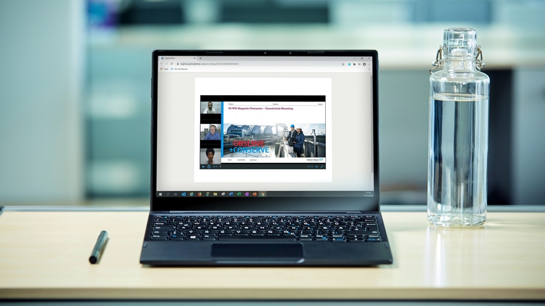 Endress+Hauser'in online seminerinin izlendiği bir dizüstü bilgisayar