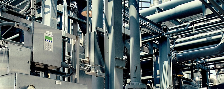 Bir petrol rafinerisinde muhafaza içindeki TDLAS gaz analizörünün ürün resmi