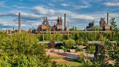 Yeşil bir manzaranın ortasında çelik fabrikası.