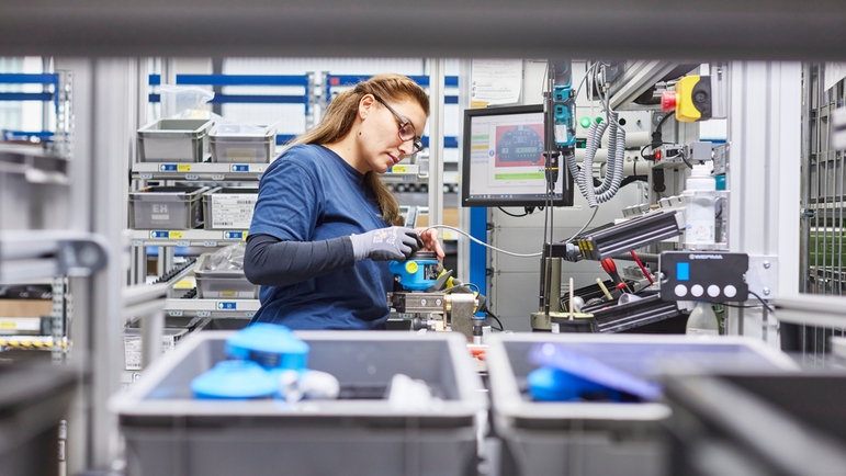 Endress+Hauser employee in production.