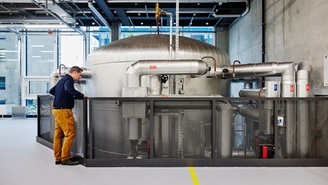 Bu tank, binayı ısıtmak için Endress+Hauser'in üretiminden çıkan atık ısıyı depolayabilir.