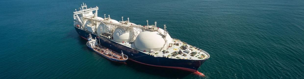 LNG bunkering işlemi sırasında bunker mavnası ve gemi