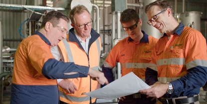 Wildfire Energy Australia ekibi pilot tesislerinin kurulumunu ve proseslerini tartışıyor.