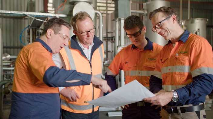 Wildfire Energy Australia ekibi pilot tesislerinin kurulumunu ve proseslerini tartışıyor.