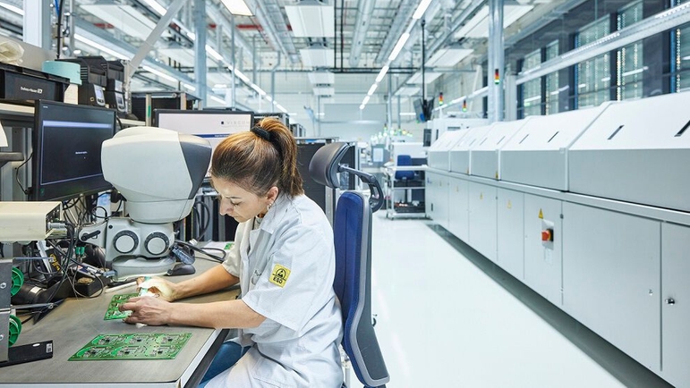 Tedarikteki zorluklara rağmen Endress+Hauser 2023'te teslimatlarını sürdürdü.